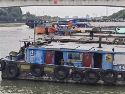 停泊在水上服務(wù)區(qū)的船只。人民網(wǎng)記者 黃鈺攝