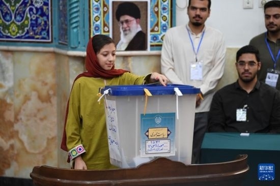 6月28日，伊朗選民在德黑蘭的一處投票站參加總統(tǒng)選舉投票。新華社記者 沙達提 攝