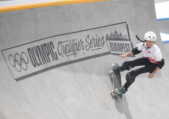 6月20日，鄭好好在比賽中，她在預(yù)賽中最佳成績?yōu)?2.60分。當(dāng)日，巴黎奧運會資格系列賽布達(dá)佩斯站滑板女子碗池預(yù)賽在布達(dá)佩斯舉行。新華社記者 賀燦鈴 攝