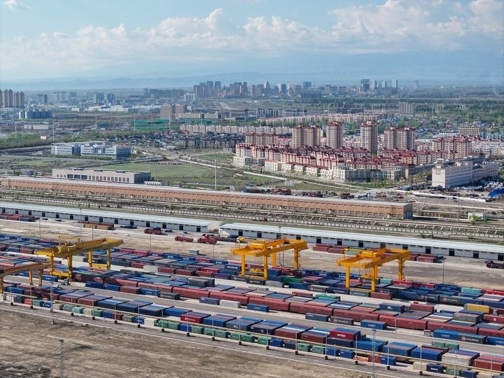 這是2024年4月18日拍攝的霍爾果斯鐵路口岸換裝場（無人機照片）。新華社記者 趙戈 攝
