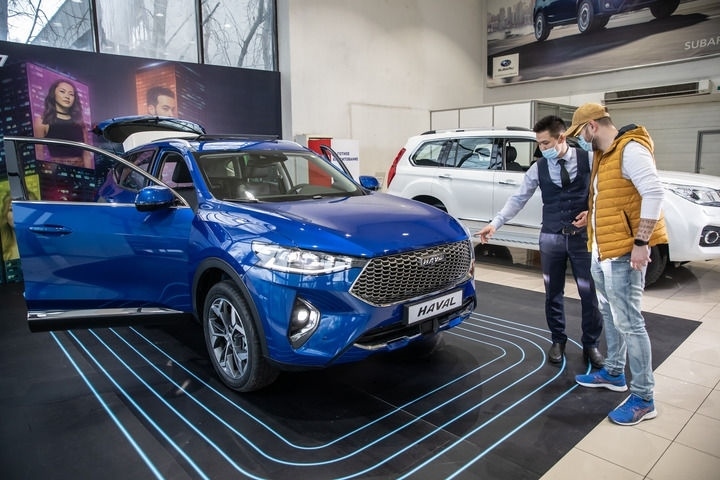 2021年4月1日，銷售人員在哈薩克斯坦阿拉木圖市經(jīng)銷商店向消費者介紹哈弗汽車。新華社發(fā)（阿斯塔納汽車公司供圖）