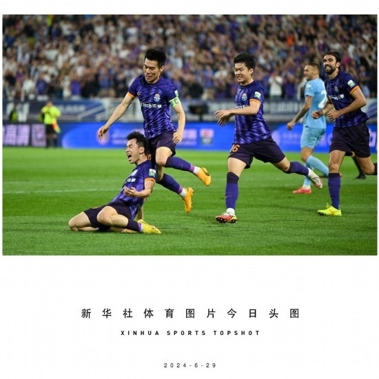  6月29日，天津津門虎隊(duì)球員劉俊賢（左一）在比賽中進(jìn)球后慶祝。新華社記者 孫凡越 攝