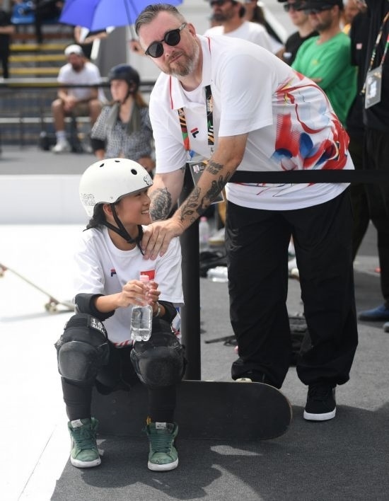 6月20日，鄭好好（左）在比賽間隙與教練互動，她在預(yù)賽中最佳成績?yōu)?2.60分。當(dāng)日，巴黎奧運會資格系列賽布達(dá)佩斯站滑板女子碗池預(yù)賽在布達(dá)佩斯舉行。新華社記者 賀燦鈴 攝