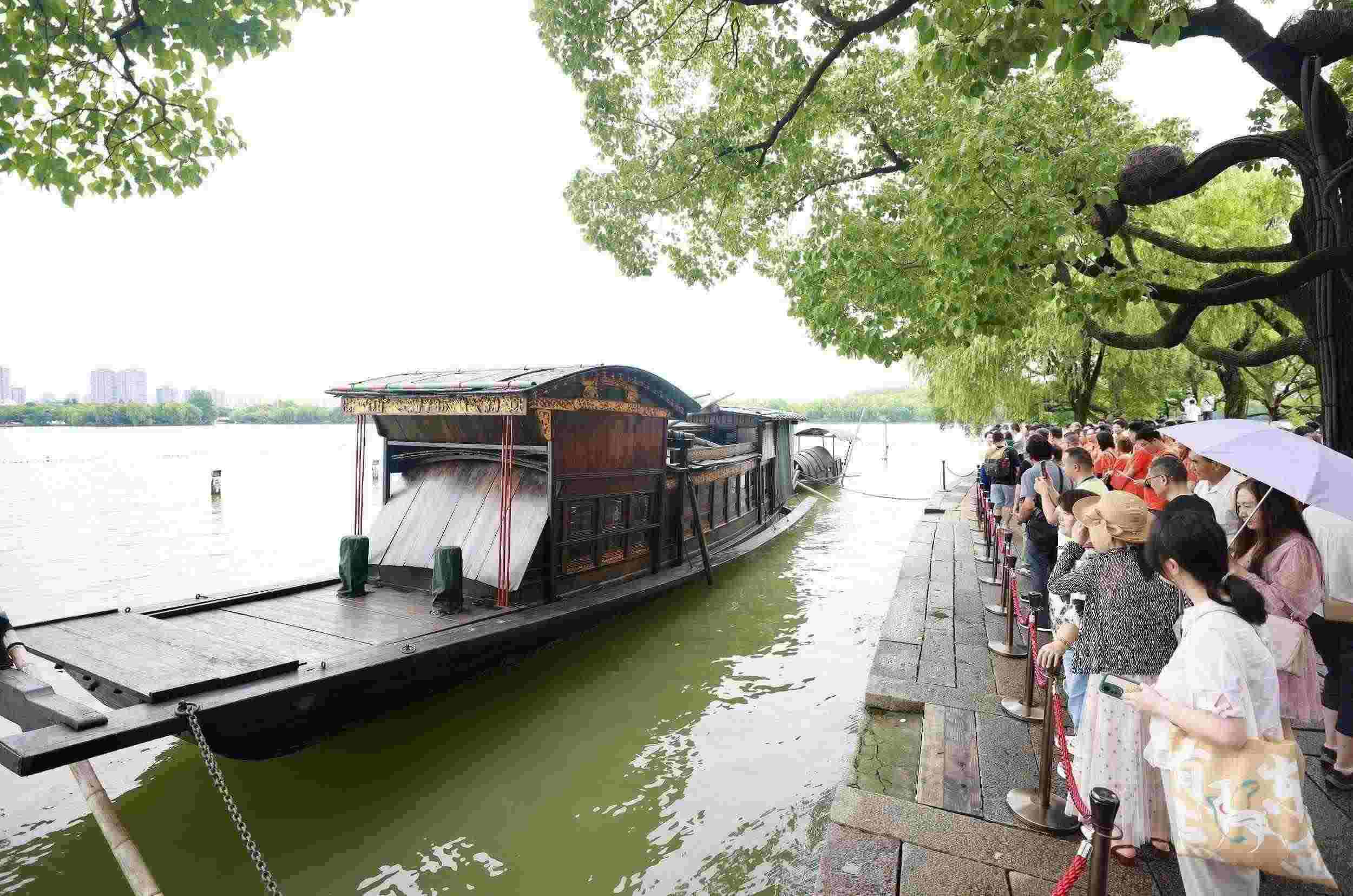 浙江嘉興，游客在南湖景區(qū)湖心島瞻仰紅船，感悟“紅船精神”。（圖片來(lái)源：視覺(jué)中國(guó)）