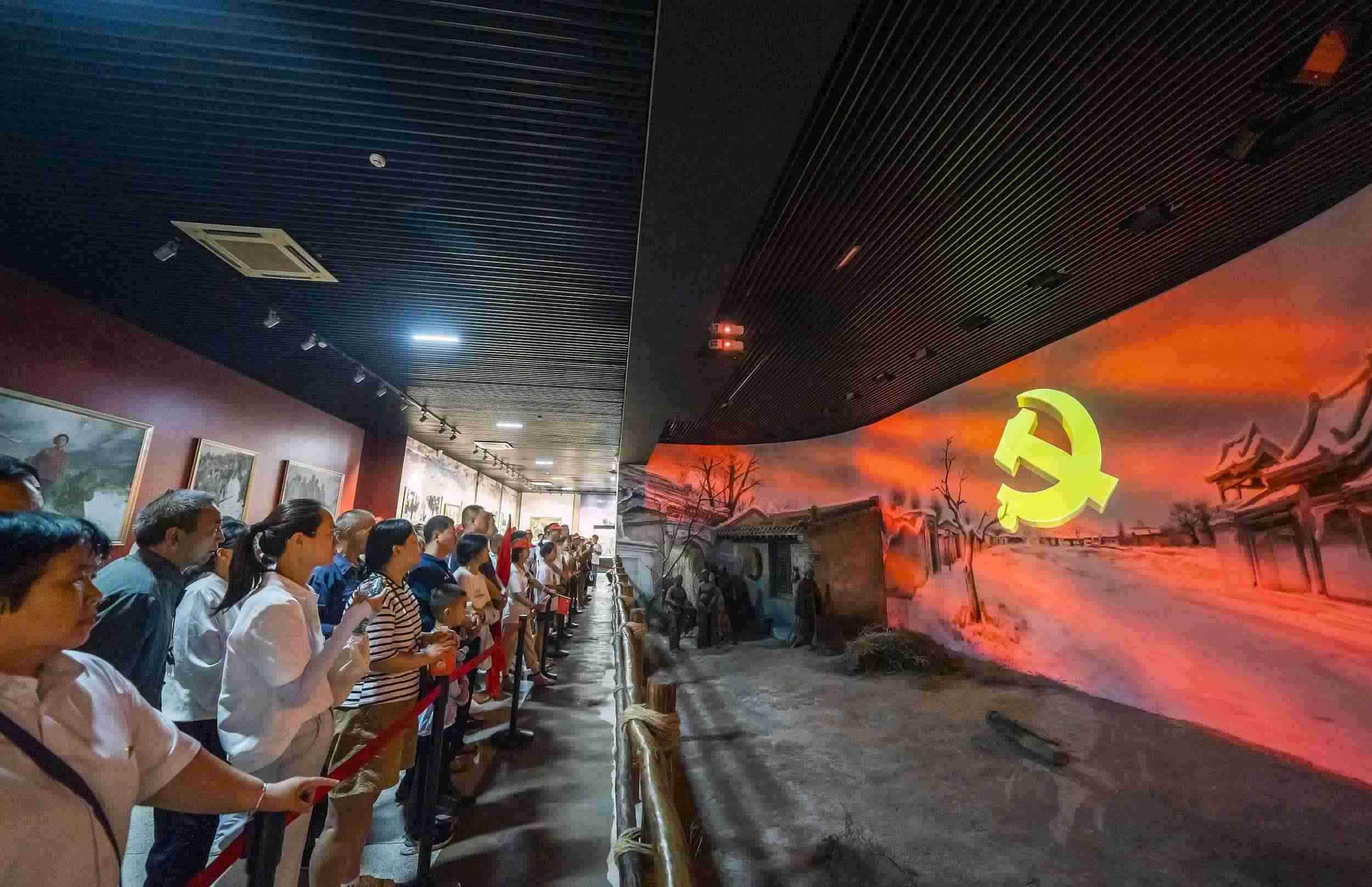 山西呂梁，游客正在文水縣劉胡蘭紀(jì)念館參觀。（圖片來(lái)源：視覺(jué)中國(guó)）