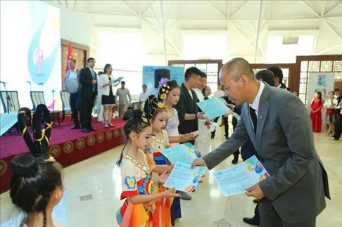 △當(dāng)?shù)貢r間6月27日，2024“未來世界”國際青少年藝術(shù)展演在塔吉克斯坦國家博物館開幕。