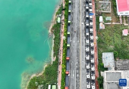 7月2日，車輛在巴克圖口岸有序出境（無人機照片）。新華社發(fā)（馬丁 攝）