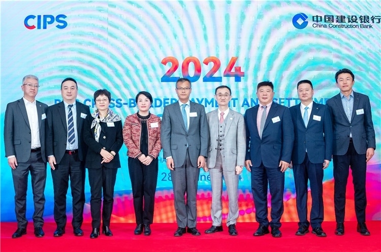 鄭冰開公使與CIPS公司、建行總行以及在南中資銀行合影、留念。（中國建設(shè)銀行約翰內(nèi)斯堡分行供圖）