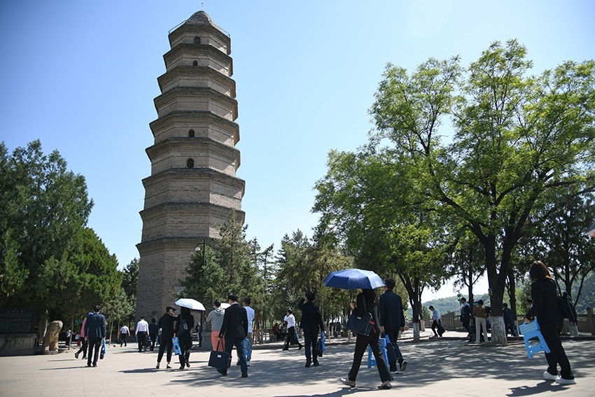 圖為2024年5月7日，游客在延安寶塔山參觀。 新華社記者 張博文 攝