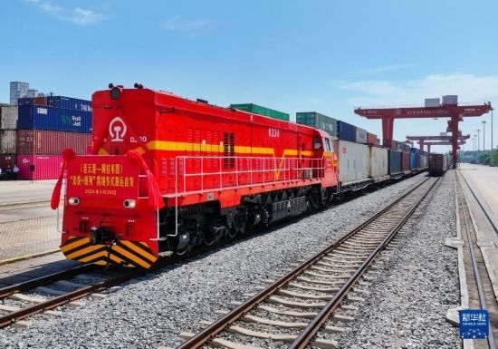 5月29日，在中哈連云港物流合作基地，首列連云港-阿拉木圖“滾裝+班列”跨境多式聯(lián)運(yùn)專列整裝待發(fā)（無人機(jī)照片）。新華社發(fā)（王健民 攝）