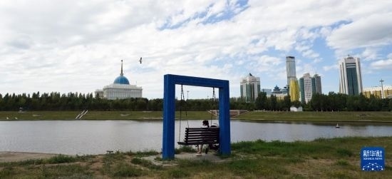 6月30日，一名女子在哈薩克斯坦首都阿斯塔納伊希姆河畔休息。新華社記者 王建華 攝