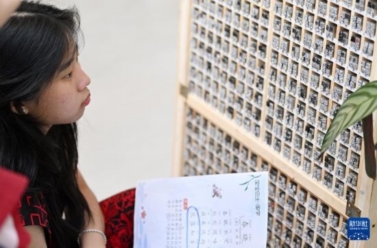 7月3日，外國學生在了解中國的活字印刷。新華社記者 李然 攝