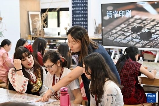 7月3日，外國學生在了解中國文化。新華社記者 李然 攝