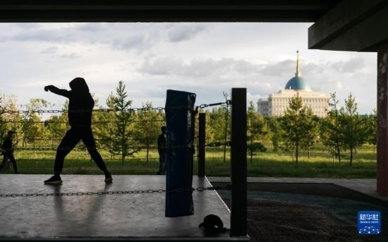 7月2日，在哈薩克斯坦首都阿斯塔納，一名男子在橋下運(yùn)動場練習(xí)拳擊。新華社記者 白雪騏 攝