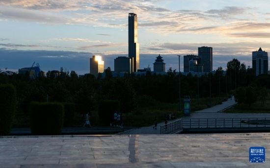 這是7月2日拍攝的哈薩克斯坦首都阿斯塔納市中心的建筑群。新華社記者 白雪騏 攝