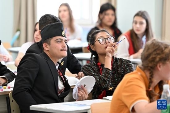 7月3日，外國學生在學習中國文化。新華社記者 李然 攝