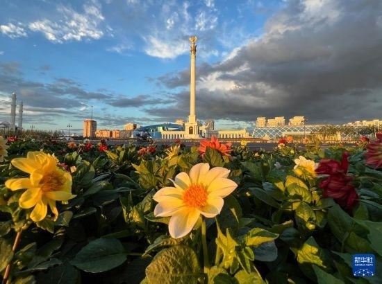 這是7月2日拍攝的哈薩克斯坦首都阿斯塔納獨(dú)立廣場。新華社記者 岳月偉 攝