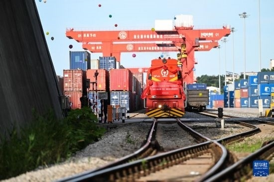 6月26日，“韓國-連云港-中亞”國際多式聯(lián)運(yùn)班列從中哈連云港物流合作基地出發(fā)，駛往哈薩克斯坦、烏茲別克斯坦。班列運(yùn)載的55個(gè)大柜此前于6月13日從韓國境內(nèi)發(fā)出，經(jīng)釜山港海運(yùn)抵達(dá)連云港后轉(zhuǎn)由鐵路運(yùn)輸。新華社記者 季春鵬 攝