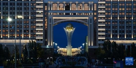 這是7月1日在哈薩克斯坦首都阿斯塔納透過一座建筑拍攝的巴伊杰列克觀景塔。新華社記者 王建華 攝