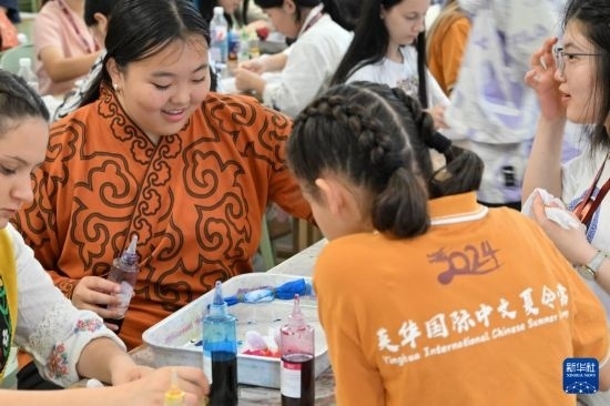 7月3日，外國學生在了解中國的染布技術(shù)。新華社記者 李然 攝