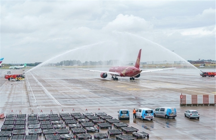 圖為布魯塞爾-上海返程航班出發(fā)前，布魯塞爾機(jī)場(chǎng)方面為返程航班舉行水門儀式。吉祥航空供圖