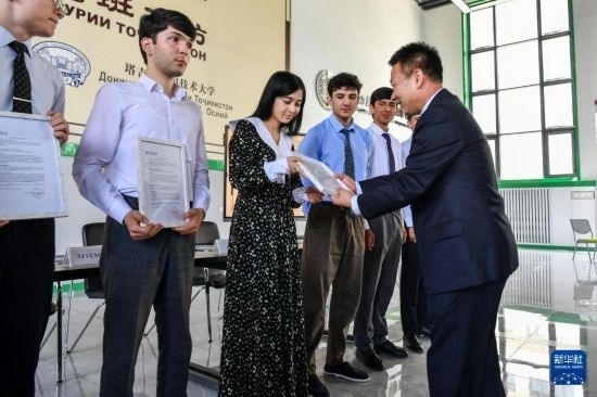 7月3日，在塔吉克斯坦首都杜尚別，天津城市建設(shè)管理職業(yè)技術(shù)學(xué)院的負(fù)責(zé)人為魯班工坊赴華留學(xué)生頒發(fā)錄取通知書(shū)。新華社記者 曹陽(yáng) 攝