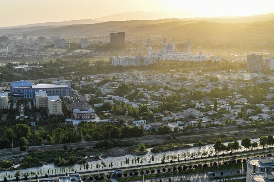 這是2024年6月26日拍攝的塔吉克斯坦首都杜尚別城市風光。新華社記者 曹陽 攝