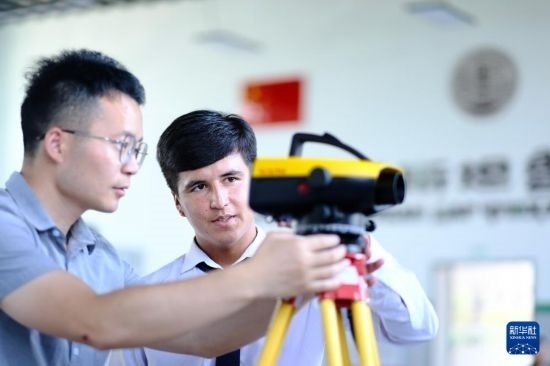 6月14日，在塔吉克斯坦首都杜尚別的魯班工坊，來(lái)自天津城市建設(shè)管理職業(yè)技術(shù)學(xué)院的老師（左）指導(dǎo)學(xué)生。新華社記者 鄭開(kāi)君 攝