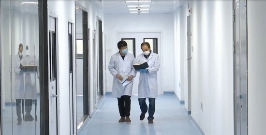 中國科學(xué)院贛江創(chuàng)新研究院科研人員在交流。（贛州市贛縣區(qū)融媒體中心供圖）