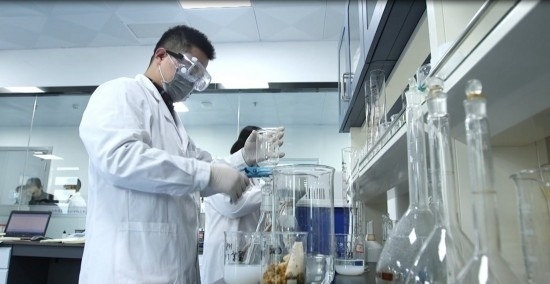 中國科學(xué)院贛江創(chuàng)新研究院科研人員在做實(shí)驗(yàn)。