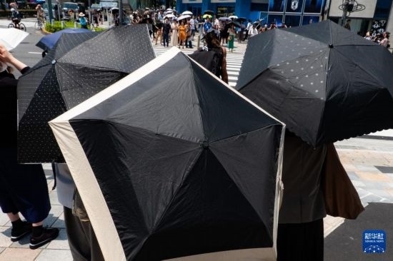 7月4日，人們在日本東京原宿的街道上等待紅綠燈。新華社記者 張笑宇 攝