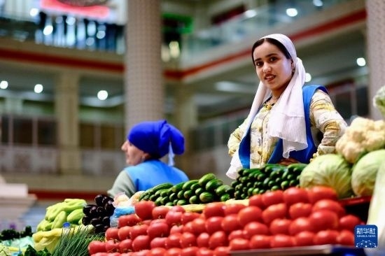 這是6月13日在塔吉克斯坦首都杜尚別大巴扎內(nèi)拍攝的營(yíng)業(yè)者。新華社記者 鄭開君 攝