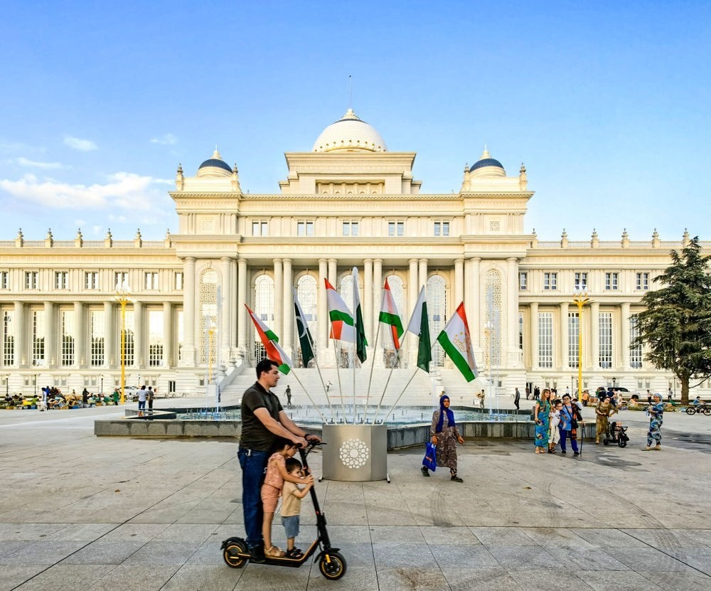 2024年7月1日，人們在塔吉克斯坦議會大樓前的廣場上休閑。