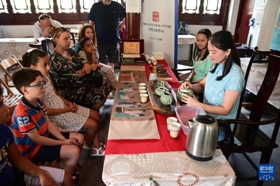 7月4日，在馬耳他桑塔露琪亞市的中國古典園林“靜園”，人們欣賞中國茶藝表演。新華社發(fā)（喬納森·博格 攝）