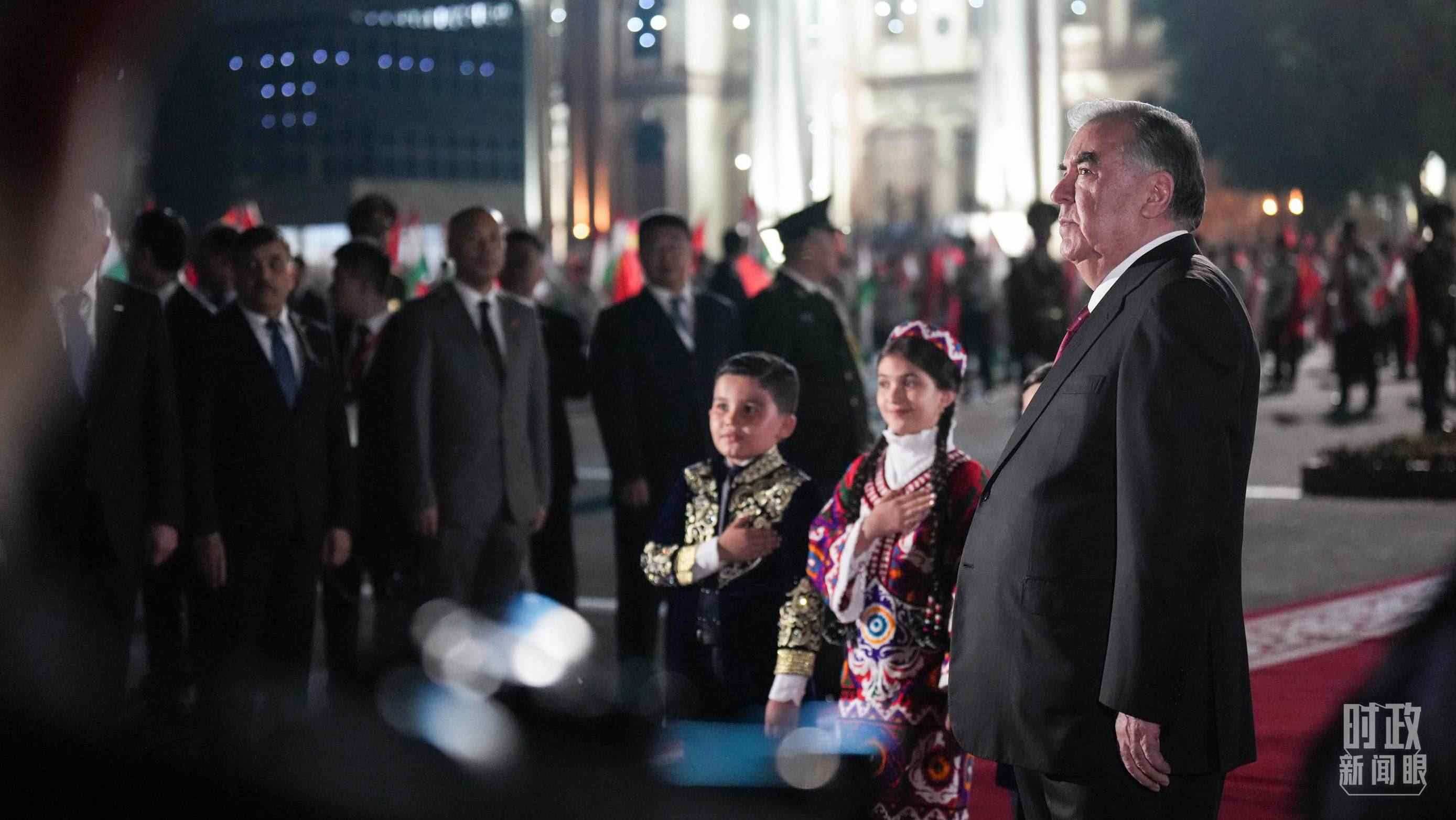 △拉赫蒙總統(tǒng)在機場迎接習主席。（總臺記者李晉拍攝）