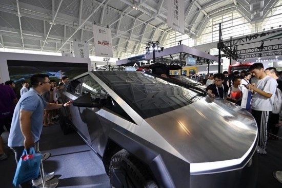 在天津舉行的2024世界智能產(chǎn)業(yè)博覽會(huì)上，觀眾在特斯拉展臺(tái)參觀（6月22日攝）。新華社記者 李然 攝