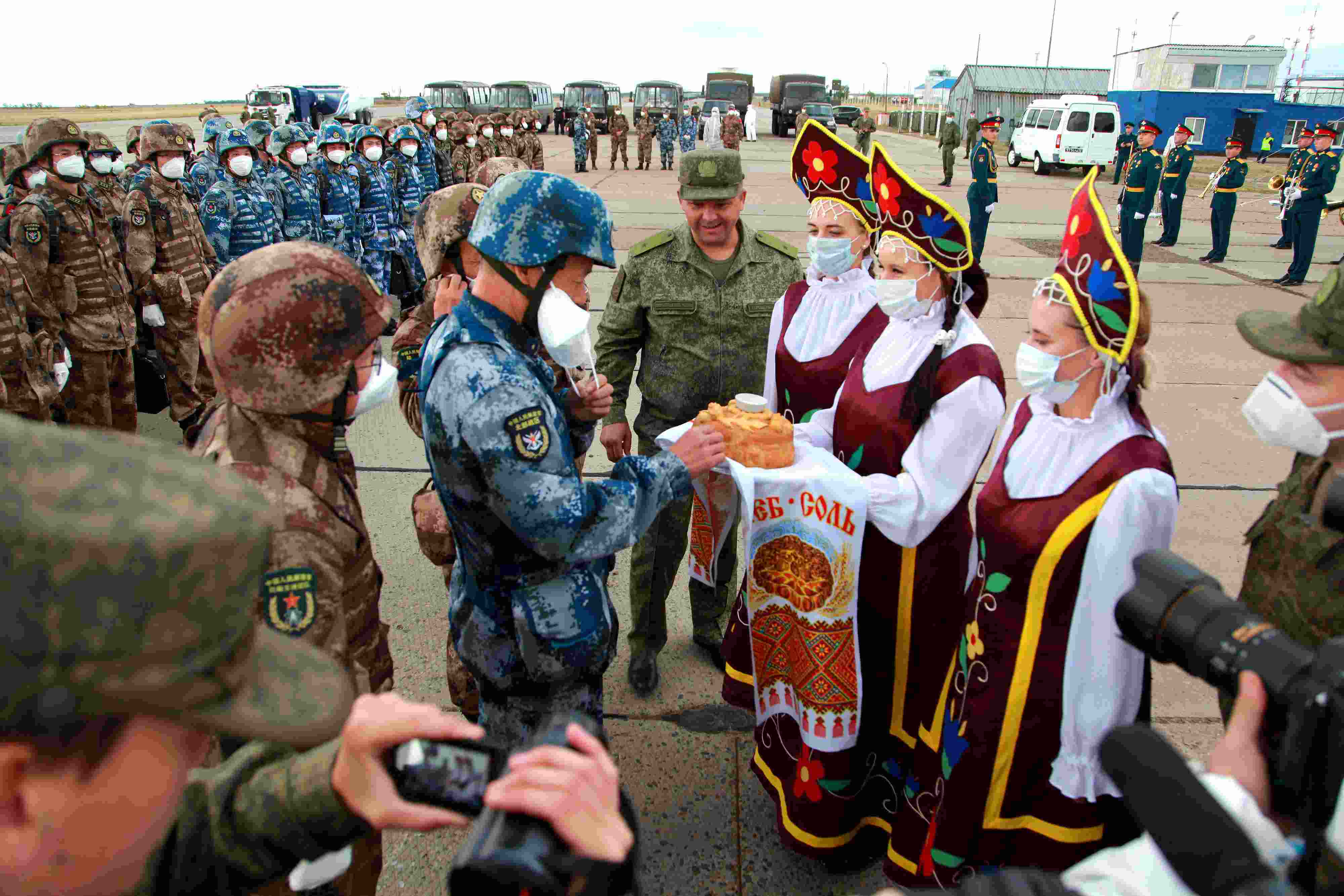 當(dāng)?shù)貢r(shí)間2021年9月10日，跨境參加“和平使命-2021”上海合作組織成員國(guó)聯(lián)合反恐軍演的中方部隊(duì)導(dǎo)演部抵達(dá)俄羅斯奧倫堡“東古茲”靶場(chǎng)演習(xí)地域。圖為俄方人員為中方人員舉行歡迎儀式。