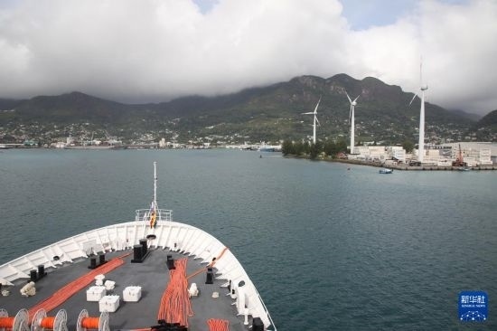 7月5日，中國(guó)海軍“和平方舟”號(hào)醫(yī)院船抵達(dá)塞舌爾維多利亞新港碼頭。新華社發(fā)（劉志磊 攝）