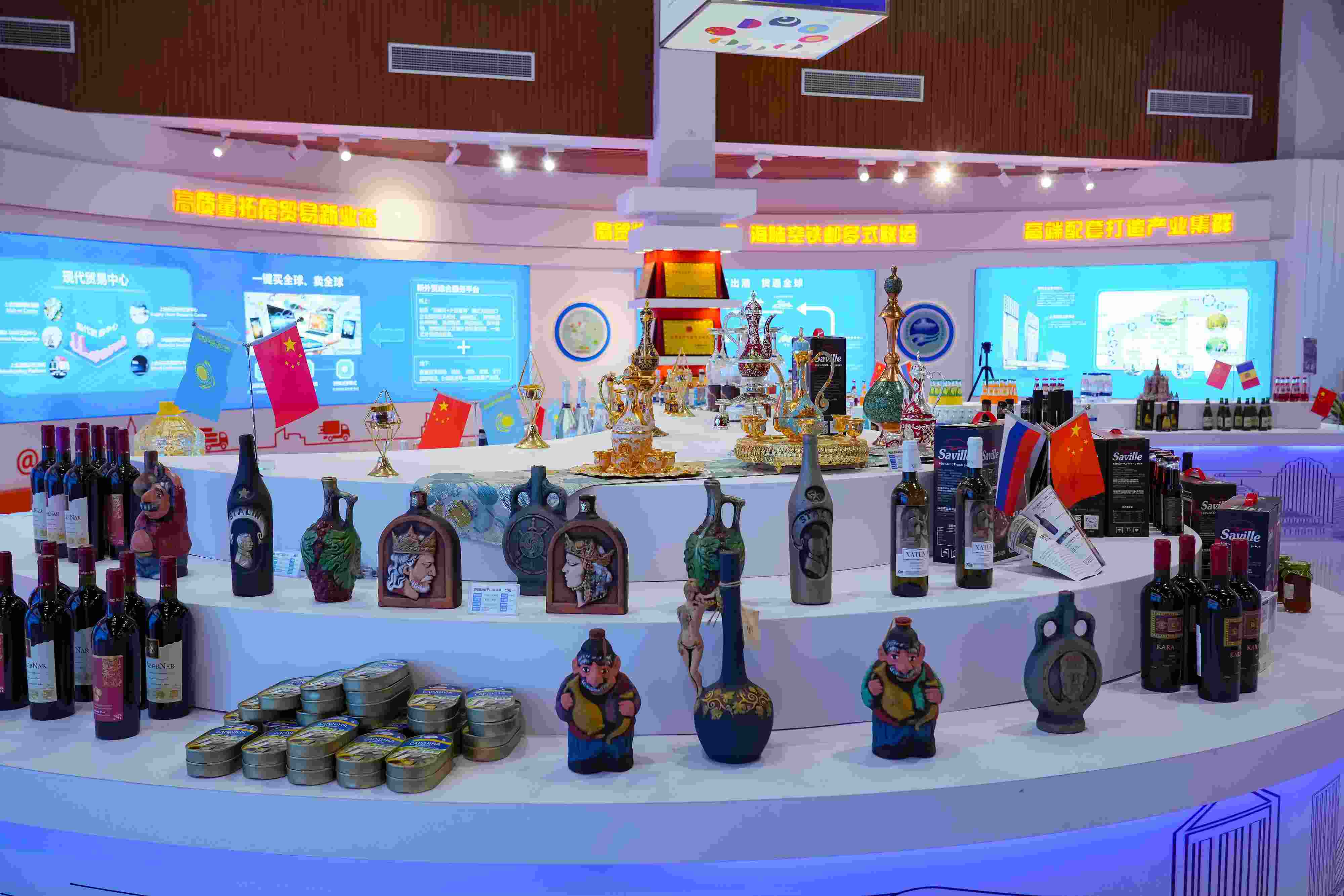 2022年10月19日，青島，上合示范區(qū)展出的上合組織國(guó)家特色商品。