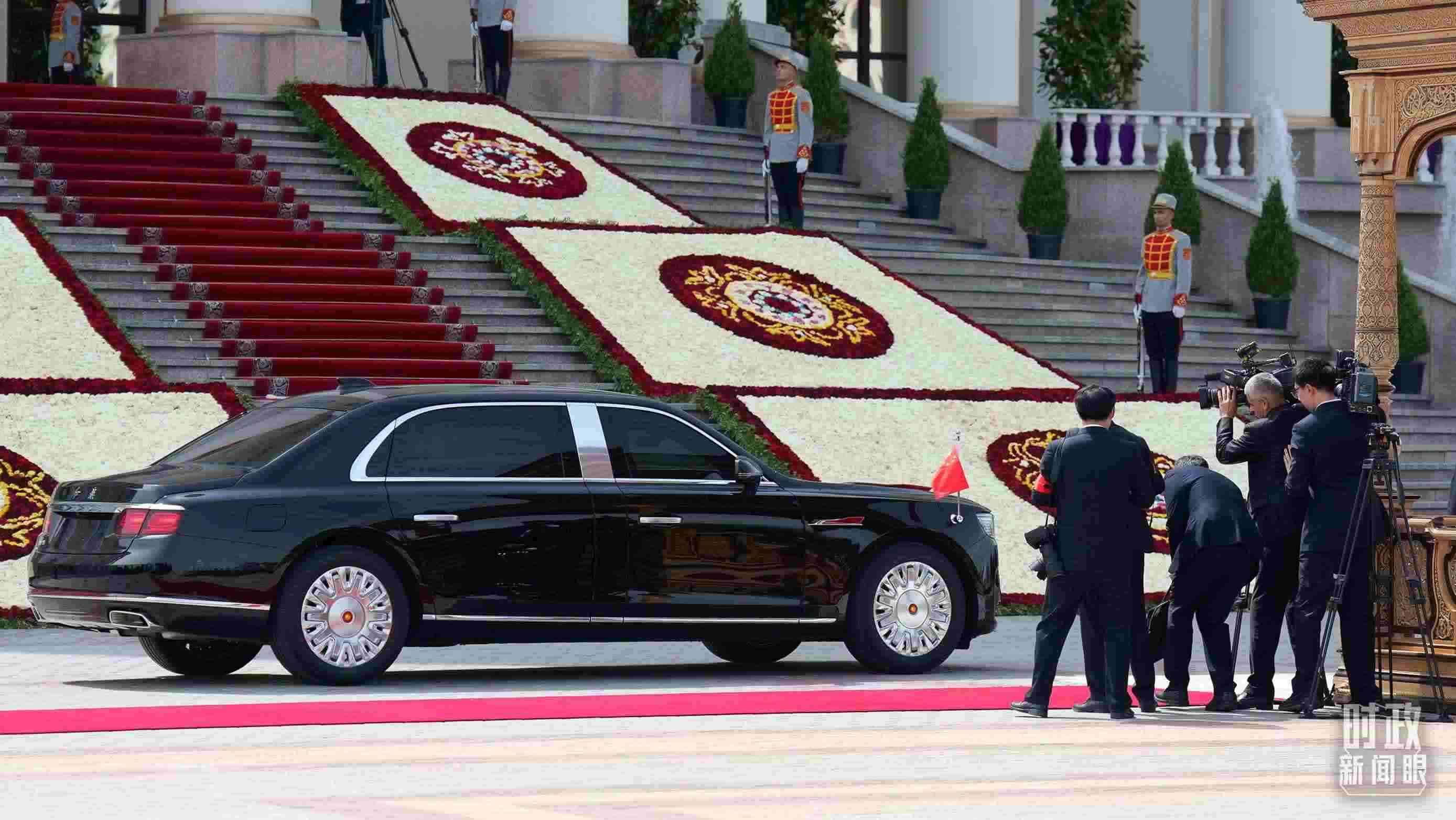 △習主席乘坐的紅旗車抵達塔總統(tǒng)府。（總臺記者李晉拍攝）