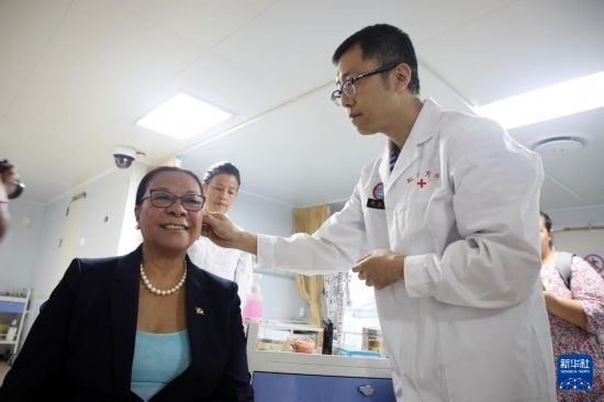 7月5日，塞舌爾衛(wèi)生部長(zhǎng)維多在中國(guó)海軍“和平方舟”號(hào)醫(yī)院船上體驗(yàn)中醫(yī)。新華社發(fā)（劉志磊 攝）
