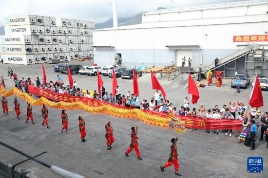 這是7月5日在塞舌爾維多利亞新港碼頭拍攝的歡迎儀式。新華社發(fā)（劉志磊 攝）