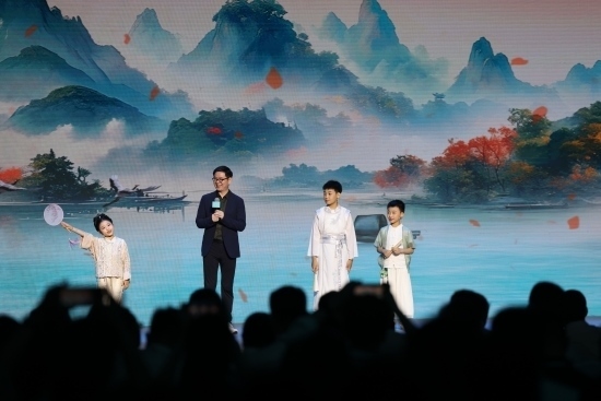 酈波與小朋友們對詩。