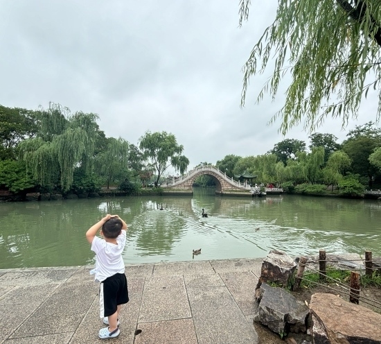 一位小朋友在二十四橋旁拍照。人民網(wǎng)記者 金慧慧攝