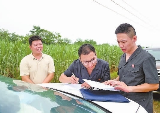 圖③：清塘后，執(zhí)行干警與某農(nóng)場負(fù)責(zé)人確認(rèn)魚塘交付情況。