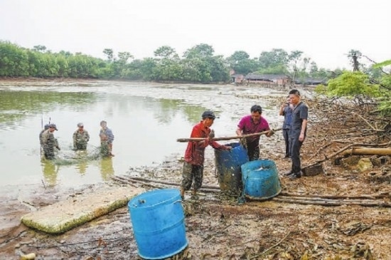 圖②：執(zhí)行干警督促凌某捕魚清塘。