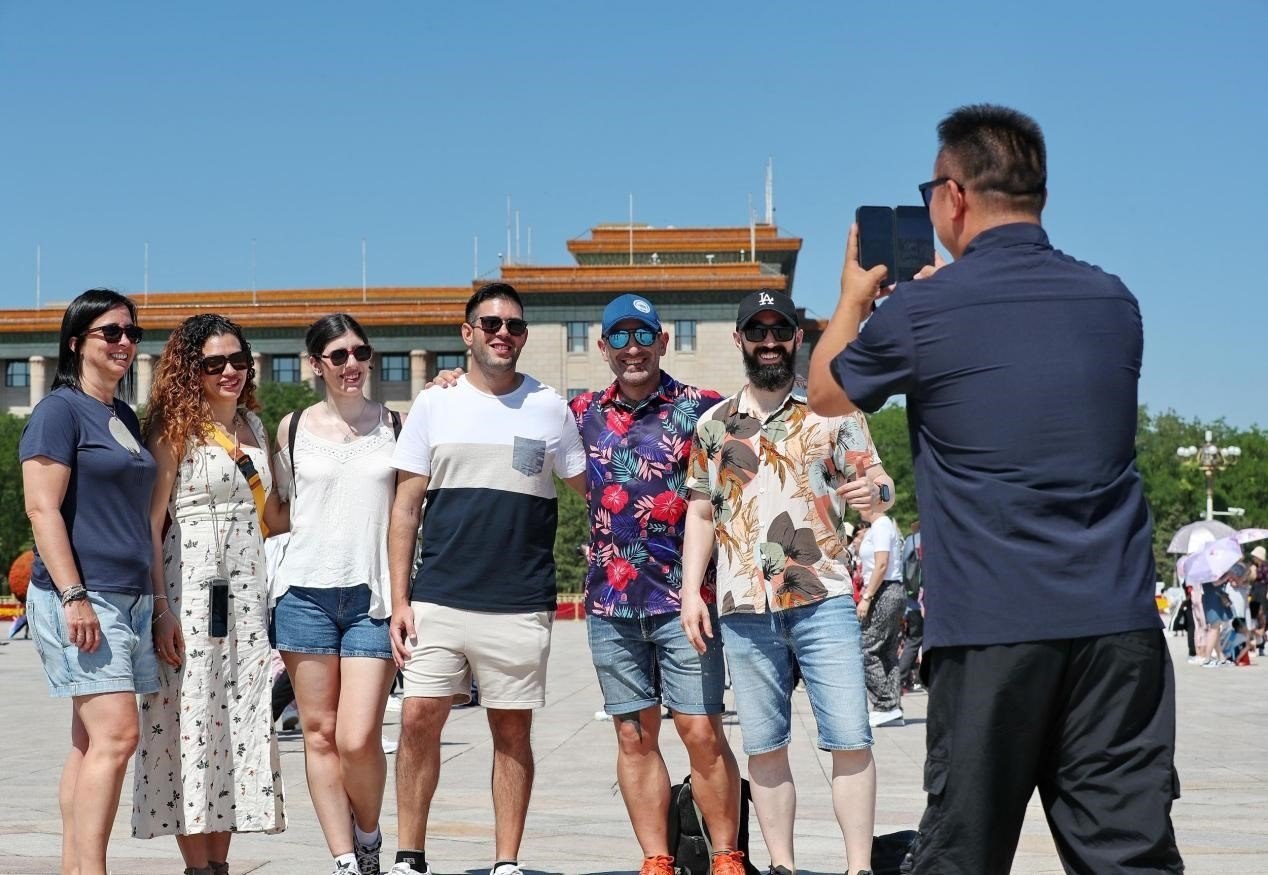 入境游持續(xù)升溫，眾多外國游客游覽天安門廣場。（圖片來源：視覺中國）