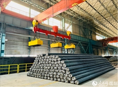 通鋼產(chǎn)品正在裝車。人民網(wǎng) 謝瑩攝