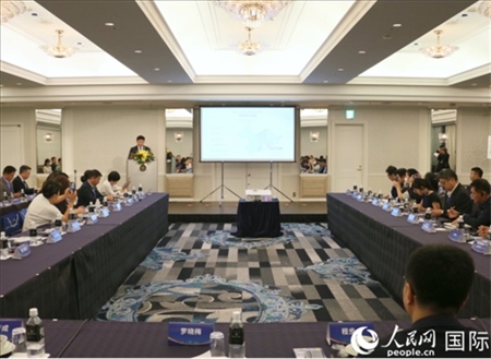 深圳市光明區(qū)委常委、副區(qū)長王芳成介紹光明科學(xué)城。人民網(wǎng) 許可攝