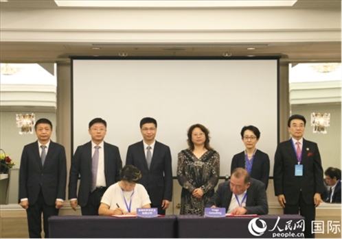 雙方企業(yè)簽訂交流與合作協(xié)議。人民網(wǎng) 許可攝